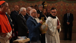 Mattarella, il mondo si illumini e si possa indicare la via della pace