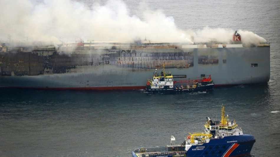 Brennender Auto-Frachter im Wattenmeer wird abgeschleppt