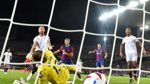 Com gol contra de Sergio Ramos, Barça vence Sevilla e dorme líder do Espanhol
