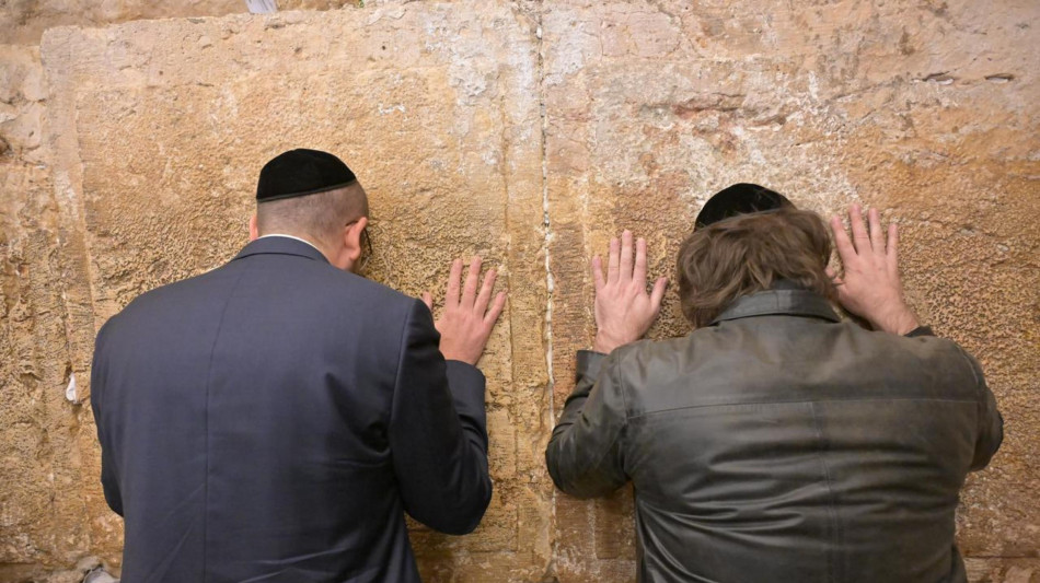 Milei al Muro del pianto prega per il ritorno degli ostaggi