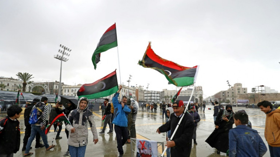 La Libye comm&eacute;more la r&eacute;volte contre Kadhafi en pleine crise politique 