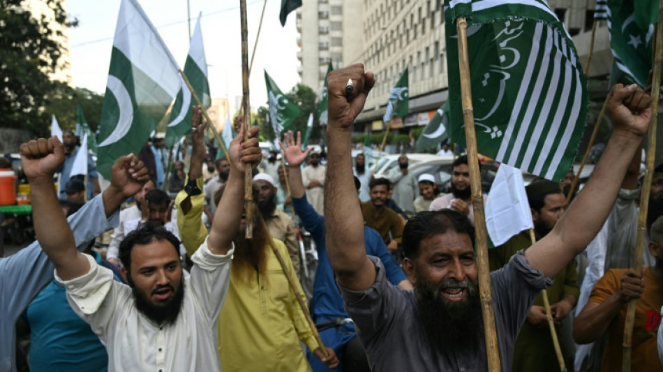 Dezenas de mortos nos piores confrontos entre &Iacute;ndia e Paquist&atilde;o em duas d&eacute;cadas