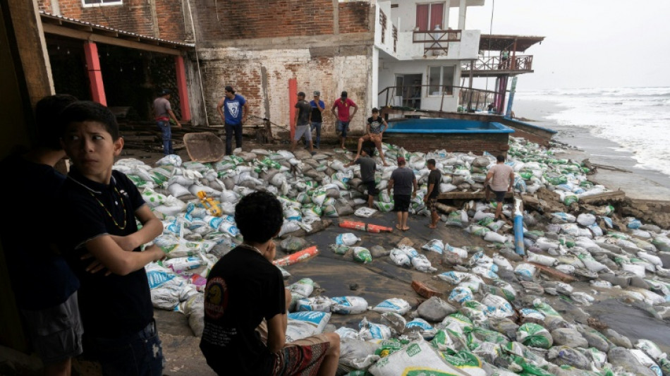 Hurricane Polo triggers huge waves in coastal Mexican city