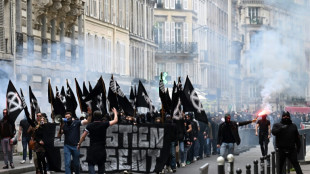 Polícia de Paris é criticada por autorizar manifestação neonazista