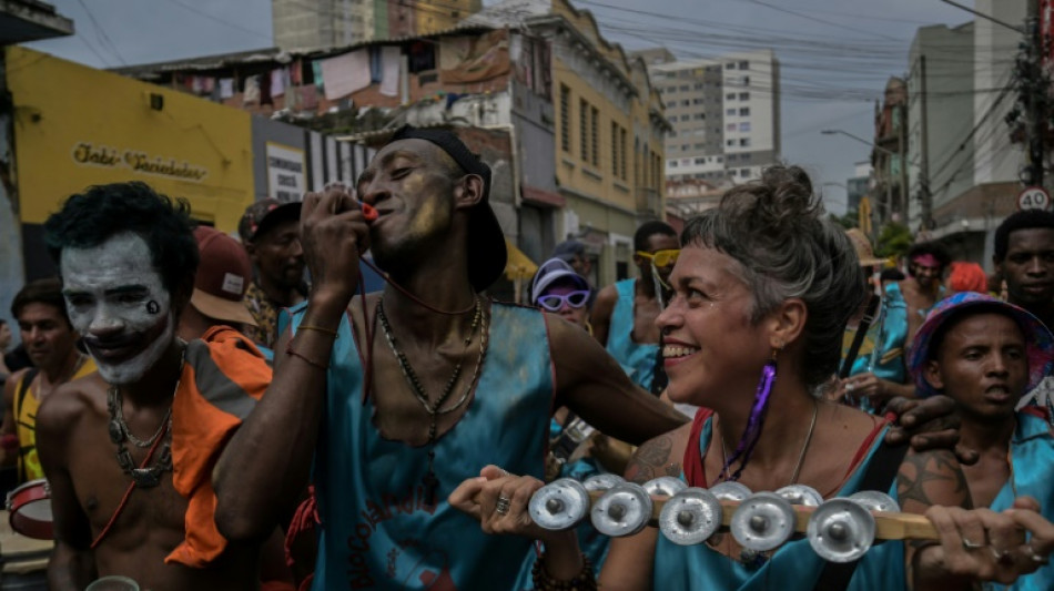 Carnaval leva alegria ao inferno do crack em S&atilde;o Paulo