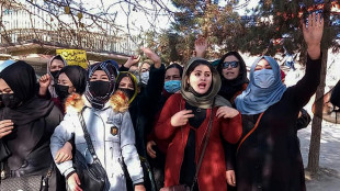 Afganas protestan contra su prohibición en las universidades