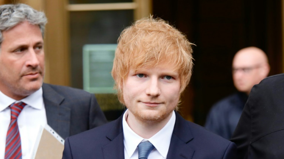 Ed Sheeran greift im Gericht in Manhattan zur Gitarre