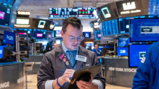 Wall Street clôture dispersée: le Nasdaq bat un record, le Dow Jones recule