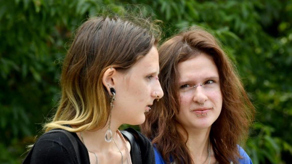 En Rusia, dos hermanas enfrentan a su padre que volvi&oacute; del frente