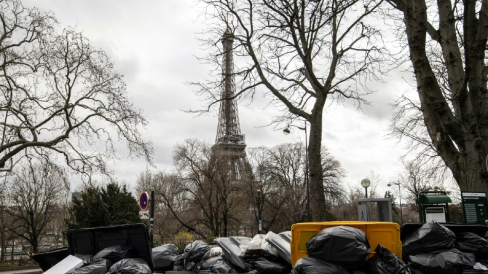 Gr&egrave;ve des &eacute;boueurs: le pr&eacute;fet de police annonce des r&eacute;quisitions malgr&eacute; le refus d'Hidalgo