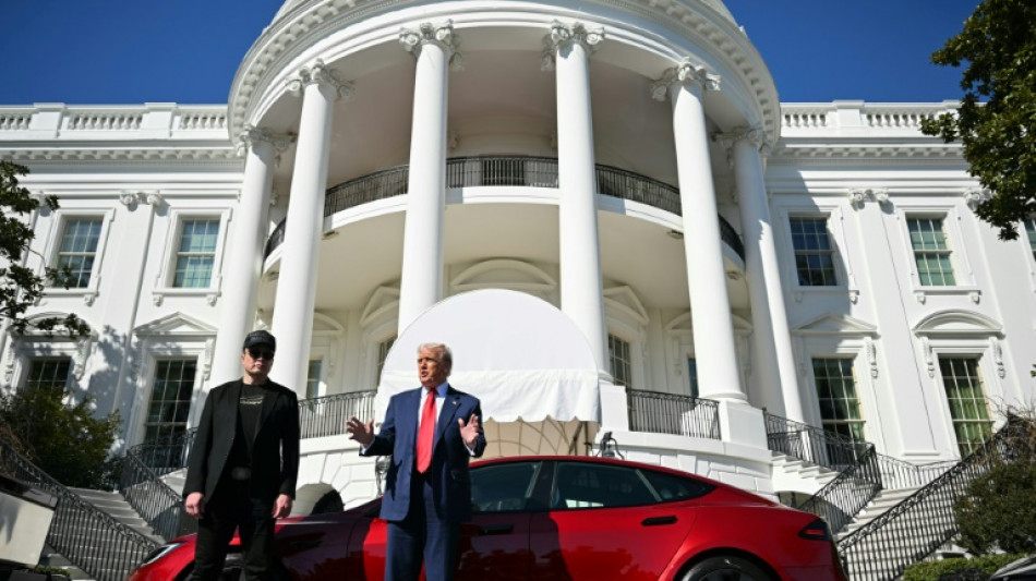 Trump h&auml;lt in Wei&szlig;em Haus Darbietung der Unterst&uuml;tzung f&uuml;r Musk-Unternehmen Tesla ab
