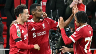 Chelsea e Liverpool sofrem, mas avan&ccedil;am na Copa da Liga Inglesa