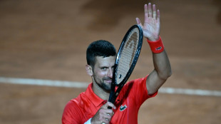 Rome: Djokovic réussit sa rentrée, puis reçoit une gourde sur la tête en sortant du court