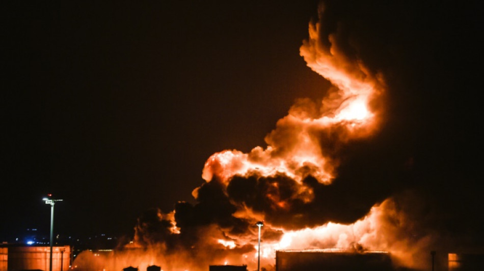 Ataques de rebeldes yemen&iacute;es provocan enorme incendio en planta petrolera saud&iacute;