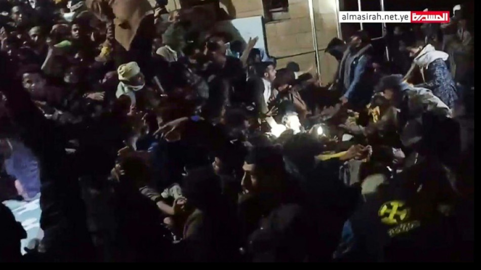 Debandada por ajuda de US$ 8 deixa 85 mortos no I&ecirc;men