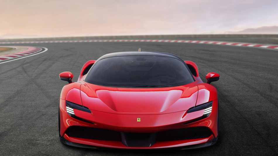 Ferrari crolla in Borsa (-10%), deludono i ricavi e le consegne