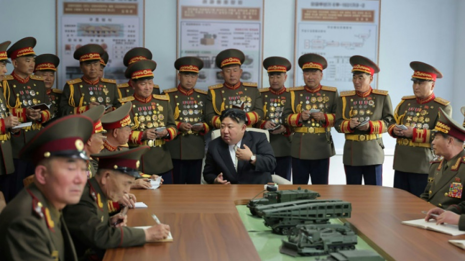 Kim Jong Un supervisiona testes de armamentos