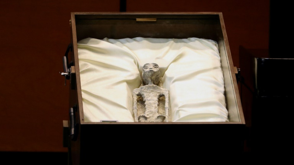 Corpos de supostos ETs s&atilde;o exibidos no Congresso mexicano