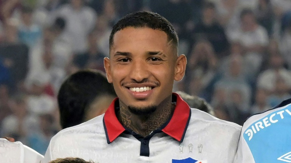 Juan Izquierdo, zagueiro uruguaio que sofreu ataque card&iacute;aco durante jogo, morre em S&atilde;o Paulo
