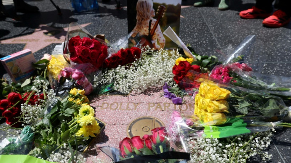 Nach Vandalismus: Dolly Parton erh&auml;lt neuen Stern auf "Walk of Fame"