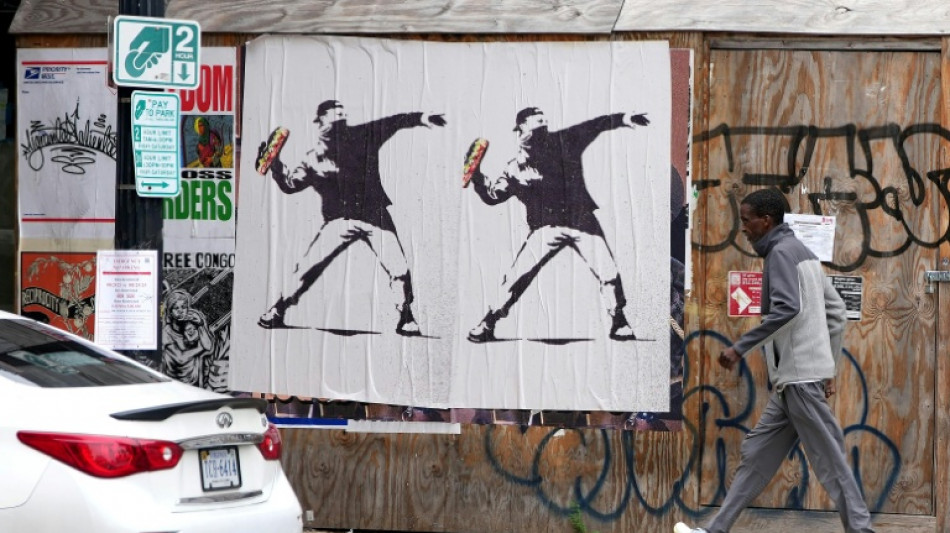 Jovem que lan&ccedil;ou sandu&iacute;che em policial em Washington &eacute; acusado de infra&ccedil;&atilde;o