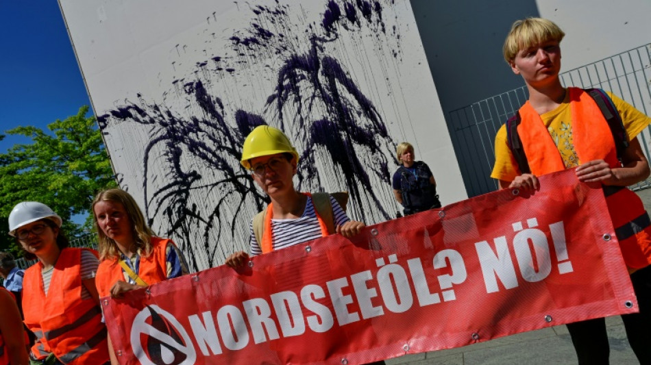Klimaaktivisten demonstrieren mit verschütteter Farbe vor Kanzleramt