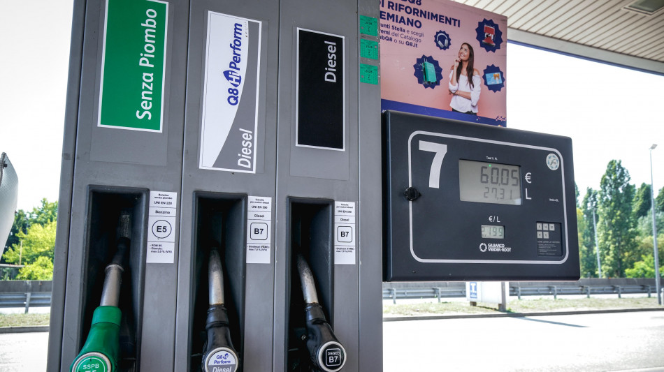 Mimit, il prezzo dei carburanti &egrave; stabile, gasolio a 2,076 euro al litro