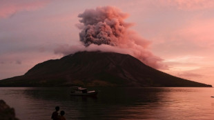 Volcan Ruang: l'Indonésie abaisse le niveau d'alerte, rouvre un aéroport