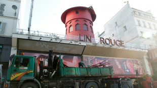 A Paris, le célèbre Moulin Rouge perd ses ailes