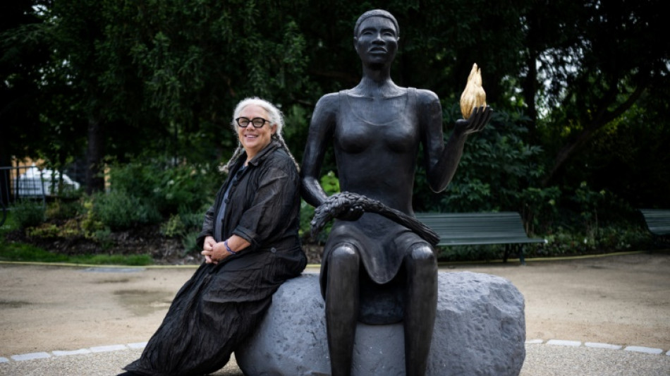 Paris dedica est&aacute;tua aos Jogos Ol&iacute;mpicos e &agrave; multiculturalidade