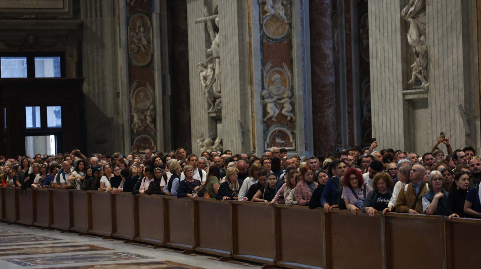 Superata la mezzanotte,ancora lunghe code a S.Pietro per il Papa