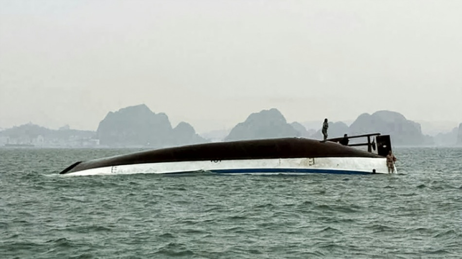 Al menos 18 muertos al volcar un barco tur&iacute;stico en Vietnam