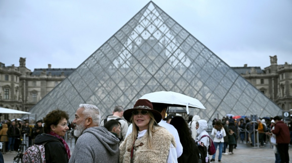 El museo del Louvre permanece cerrado tras un espectacular robo en Francia