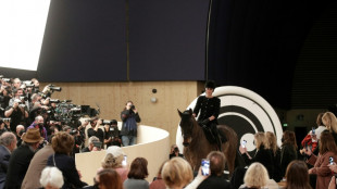 Charlotte Casiraghi eröffnet Chanel-Modeschau zu Pferde
