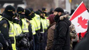 Canada: la police mobilisée sur un pont frontalier, la foule arrive à Ottawa