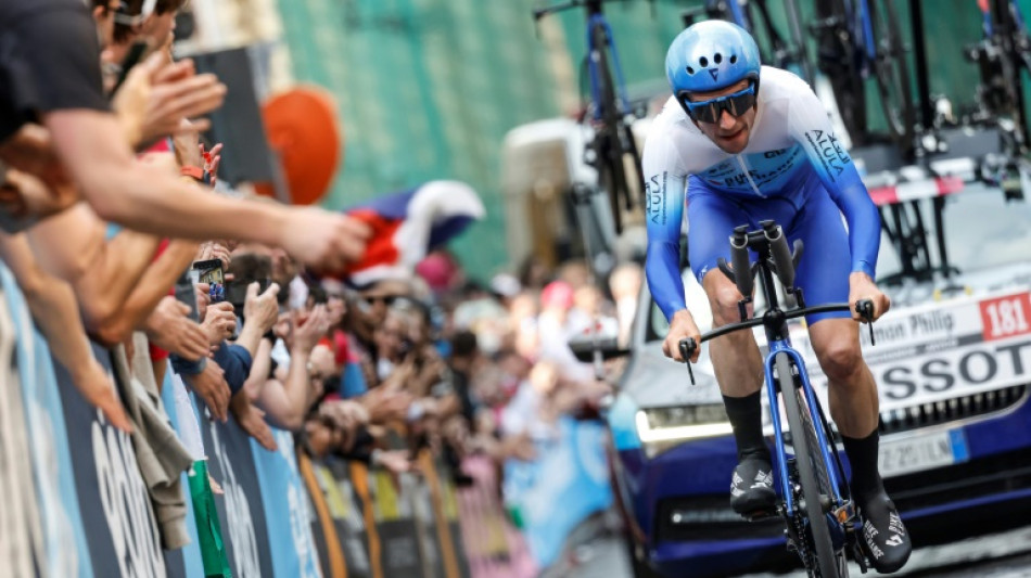 Simon Yates gana la contrarreloj, Van der Poel resiste como l&iacute;der del Giro
