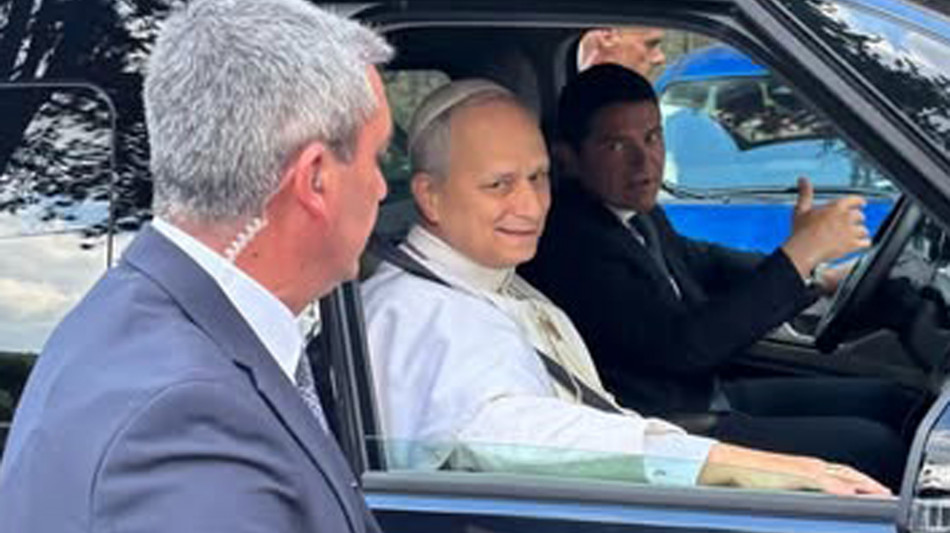 Papa Leone XIV saluta un tifoso a Genazzano: "Forza Roma"