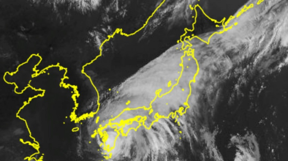 Un tif&oacute;n "extremadamente" potente toca tierra en Jap&oacute;n, varios muertos