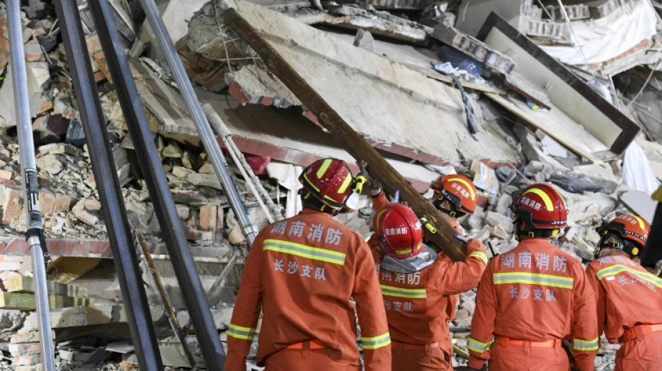 Rescatan a una sexta persona de un edificio derrumbado en China