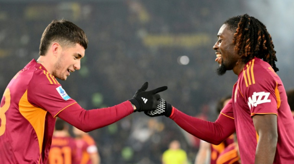 Roma beat Sassuolo to close in on Serie A leaders Inter