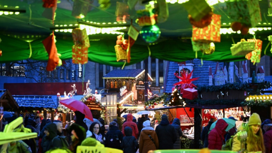 Mann im Nikolauskost&uuml;m verletzt sich beim Abseilen auf M&uuml;nchner Weihnachtsmarkt