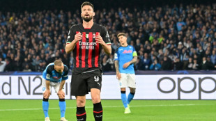 Olivier Giroud renova com Milan at&eacute; 2024 