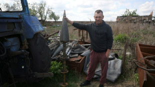 La amenaza de minas y proyectiles sin detonar acecha una aldea ucraniana