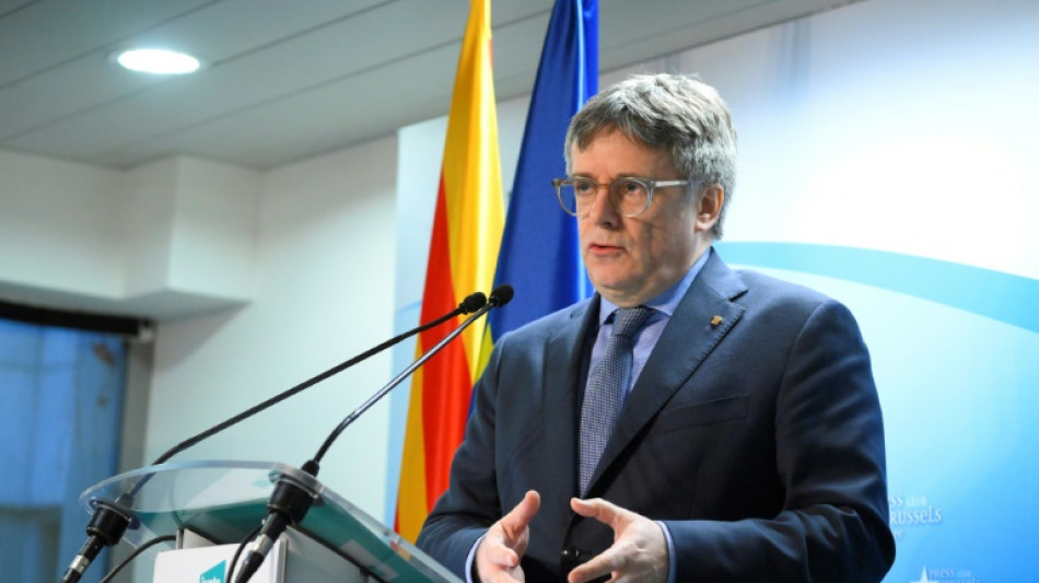 L&iacute;der separatista Carles Puigdemont aumenta a press&atilde;o sobre governo espanhol