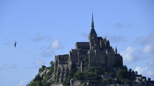 Französischer Hochseilkünstler legt 2200 Meter am Mont-Saint-Michel zurück