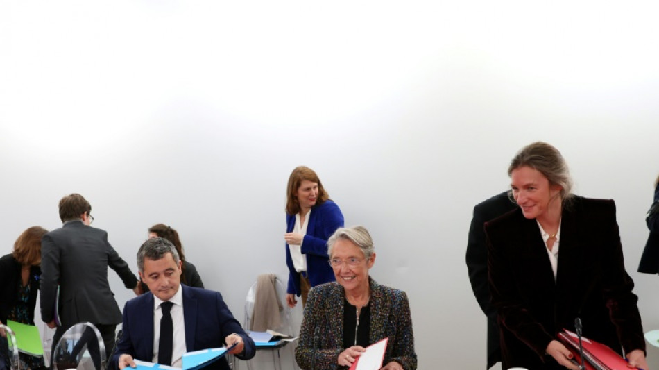 Borne pr&eacute;sente un nouveau plan contre les violences aux enfants, des associations d&eacute;&ccedil;ues