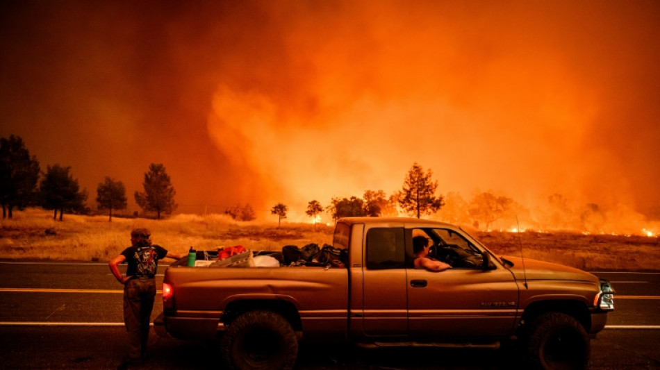 En Californie, l&eacute;gers progr&egrave;s dans la lutte contre le plus vaste incendie de l'ann&eacute;e
