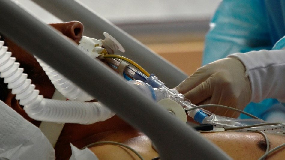 Ecuador pasa de alerta roja a amarilla tras reducci&oacute;n de contagios de covid-19