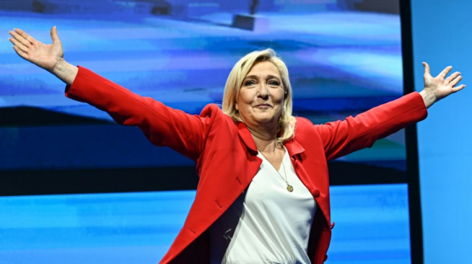 Pr&eacute;sidentielle: Le Pen en appelle aux "patriotes" de tous bords, Macron d&eacute;fend les &eacute;nergies renouvelables