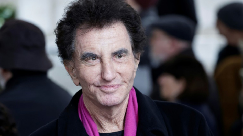 Jack Lang "pouss&eacute; &agrave; terre" lors d'un rassemblement contre la p&eacute;docriminalit&eacute; 